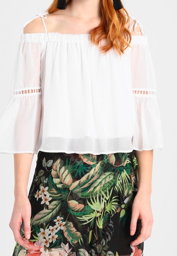 Weiße schulterfreie Bluse mit Glockenärmeln und transparentem Stoff, ausgestattet mit elastischem Saum und lockerer Passform, kombiniert mit einem rock mit Blumenmuster.