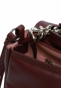 Borsa a tracolla in pelle bordeaux con dettaglio a catena argentata, caratterizzata da un interno morbido, tasca con zip e design strutturato.