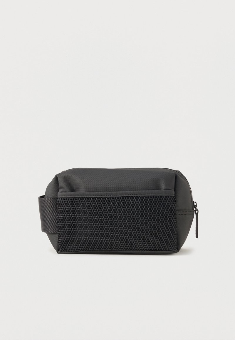 Μαύρο ορθογώνιο νεσεσέρ με μπροστινή τσέπη από δίχτυ, πλαϊνή λαβή και κλείσιμο με φερμουάρ σε λευκό φόντο.