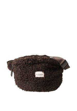 Petite sacoche de taille marron à texture bouclée avec une étiquette en tissu portant la mention "Str. O. Ateliers Cosy Season" et une sangle ajustable avec boucle en plastique.