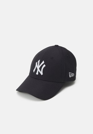 Gorra negra de tejido de malla, con un gran logotipo bordado en blanco de NY en la parte frontal, con visera curvada y detalle de costura en los laterales.