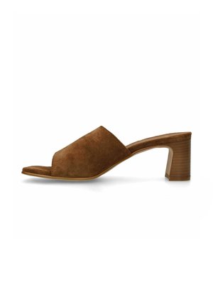 Bruine suède open teen slip-on mule met blokhak en lage zool, getoond vanaf de zijkant op een witte achtergrond.