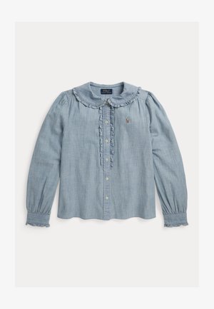 Blouse bleu clair à manches longues avec un col à volants et une patte de boutonnage, avec un petit logo brodé sur la poitrine gauche.