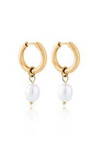 Cercei tip cerc din aur cu finisaj lucios, având o perlă albă atârnând la bază. Design simplu, cu textură lustruită și formă circulară.
