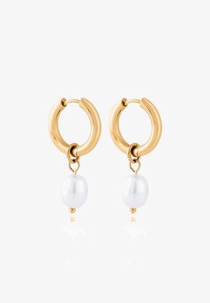 Arany karika fülbevalók fényes felülettel, alul lógó fehér gyönggyel. Egyszerű kialakítás, polírozott textúrával és kör alakú formával.