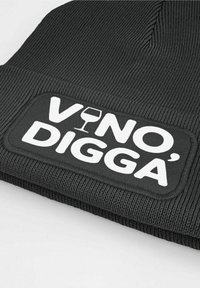 Black knitted beanie featuring a rectangular patch with white text reading "VINO, DIGGA'" and an illustration of a wine glass.
