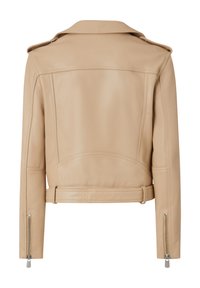 Chaqueta de motocicleta de cuero beige con un diseño recortado, hombreras y cremalleras plateadas en las mangas y el cinturón.