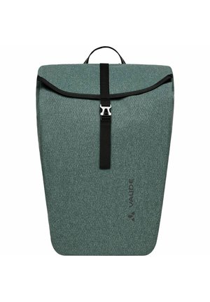 Sac à dos en tissu vert avec une surface texturée, un rabat repliable, une fermeture à sangle noire et un logo minimaliste sur le devant.