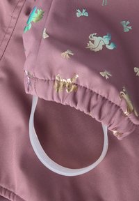 Rosenfarbenes Gewebe mit metallischen Einhorn- und Schleifenmustern, mit einem gerafften Bündchen und einer transparenten elastischen Schlaufe zum Befestigen oder Aufhängen.