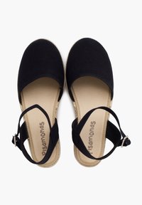 Černé plátěné espadrilky se stahovací šňůrkou a přezkou, vybavené polstrovanou béžovou stélkou a podešví ve stylu juta.
