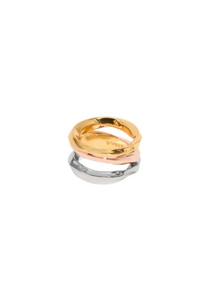 Tre anelli intrecciati in oro, oro rosa e argento. Finitura liscia e lucida con design attorcigliato e lievi variazioni di spessore.