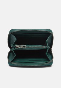 Turkusowy portfel ze skóry z zamkiem błyskawicznym, wieloma przegródkami i srebrnym wykończeniem. Gładka faktura, minimalistyczny design.