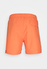Oransje svømmebukser med elastisk linning, med en baklomme og flat hem. Laget av lett, glatt materiale.