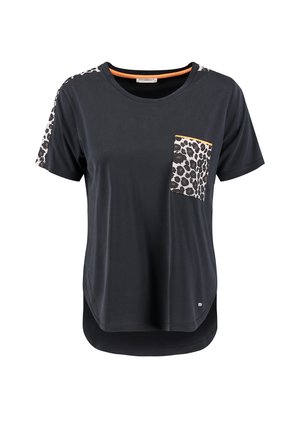 T-shirt noir à manches courtes avec poche à imprimé léopard et rayures sur les épaules, col rond et ourlet incurvé, avec un bord orange à l'intérieur du col.