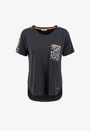 T-shirt noir à manches courtes avec poche à imprimé léopard et rayures sur les épaules, col rond et ourlet incurvé, avec un bord orange à l'intérieur du col.