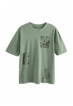 Olivgrön bomulls-T-shirt med korta ärmar, med olika grafiska textelement i mörkare grönt, inklusive stadnamn och en fyrkantig logotyp.