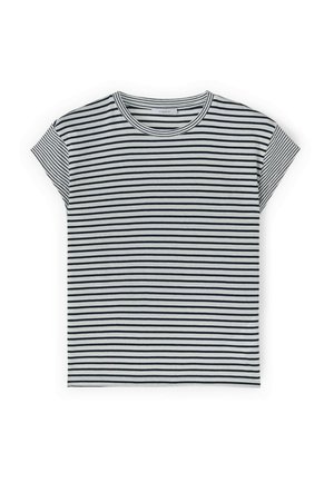 Camiseta blanca de manga corta con finas rayas horizontales negras y cuello redondo, extendida sobre un fondo blanco.