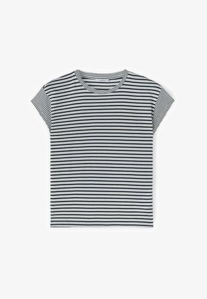 Wit T-shirt met korte mouwen, dunne zwarte horizontale strepen en een ronde hals, platliggend op een witte achtergrond.