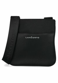 Czarna torba na ramię wykonana z teksturowanej tkaniny o płaskim kształcie, z wyraźnym logo i regulowanym paskiem.