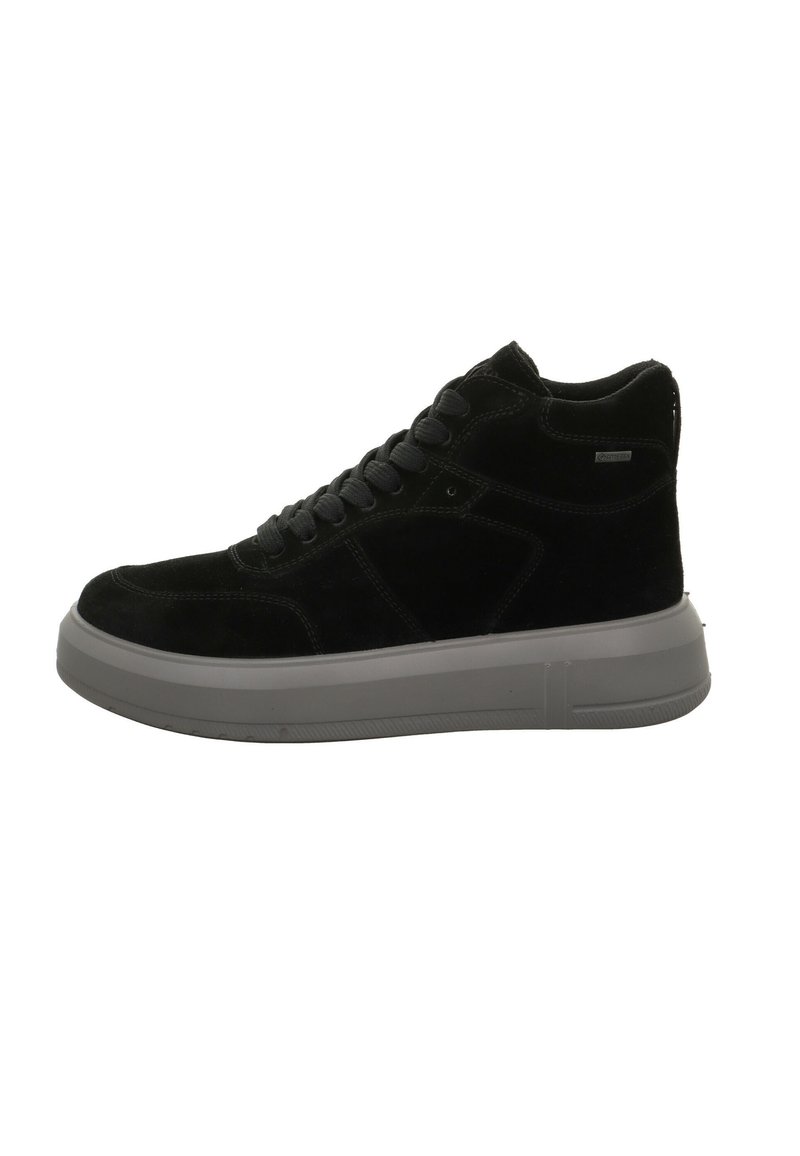 Baskets montantes en suede noir avec semelle en caoutchouc gris, bout rond et laçage à l'avant. Les panneaux latéraux présentent des détails de couture subtils.