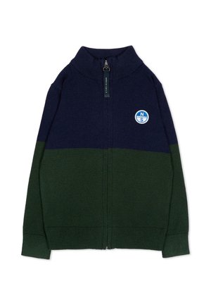 Maglione con zip blu navy e verde scuro, collo alto e toppa con logo bussola sul petto sinistro.