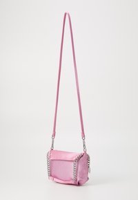 Sac à main rose avec un corps en maille texturée, des accents en cuir lisse et un détail en chaîne sur les côtés. Bandoulière ajustable et design élégant.