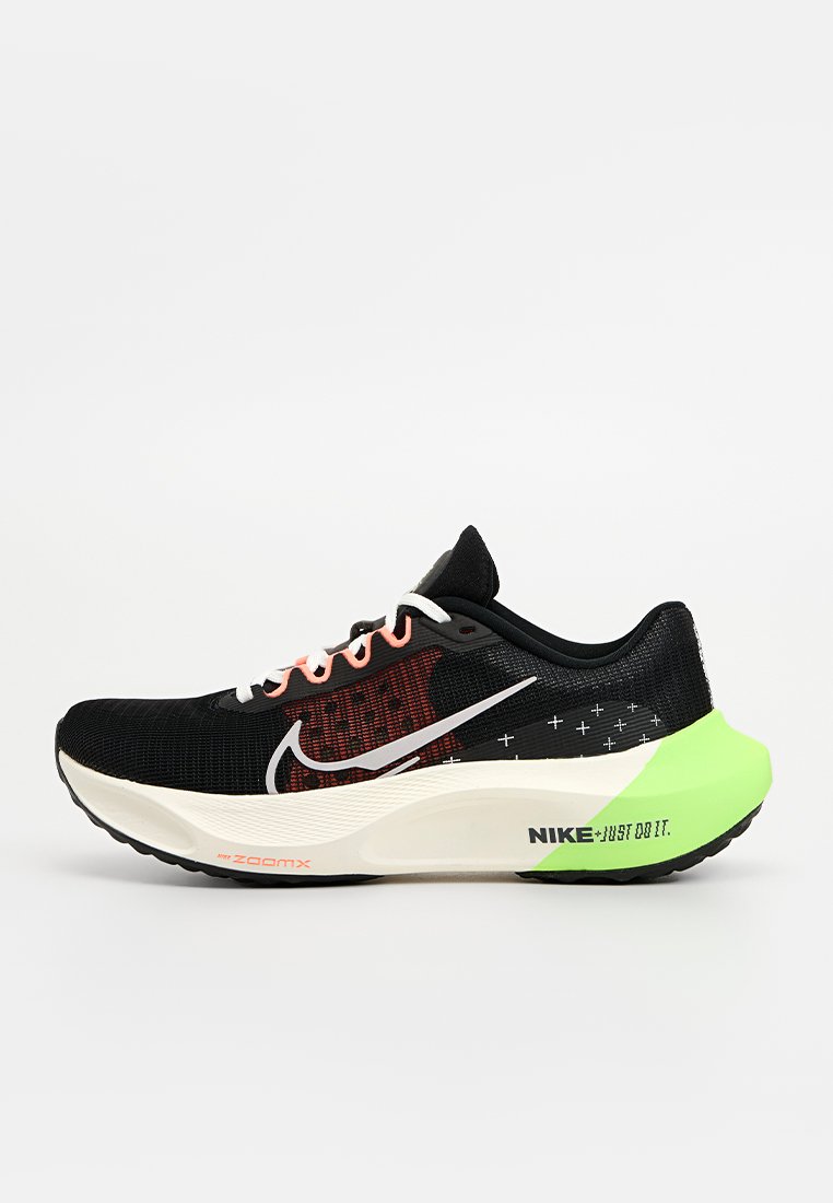 Zapatilla deportiva negra con parte superior de malla transpirable, acentuada por un patrón rojo y un logo blanco. Presenta una suela verde vibrante y un acolchado que brinda soporte.