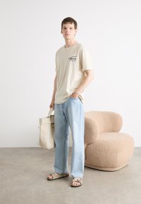Tommy Jeans SIGNATURE TEE - T-shirt estampada - newsprint