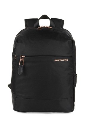 Mochila negra de nailon con correas de hombro dobles, bolsillo frontal con cremallera y detalle de logo en oro rosa. Textura suave. Diseño de parte superior redondeada.