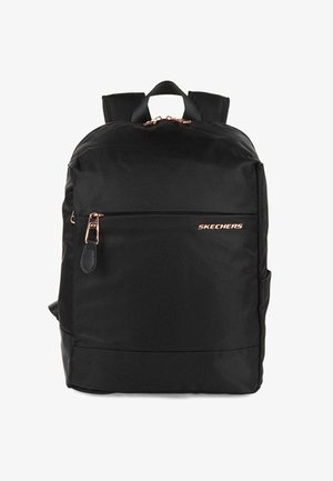 Mochila negra de nailon con correas de hombro dobles, bolsillo frontal con cremallera y detalle de logo en oro rosa. Textura suave. Diseño de parte superior redondeada.