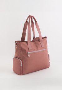 Roze nylon tote tas met dubbele schouderbanden, een voorvak met rits en twee zijvakken met rits. Gladde textuur en gestructureerde vorm.