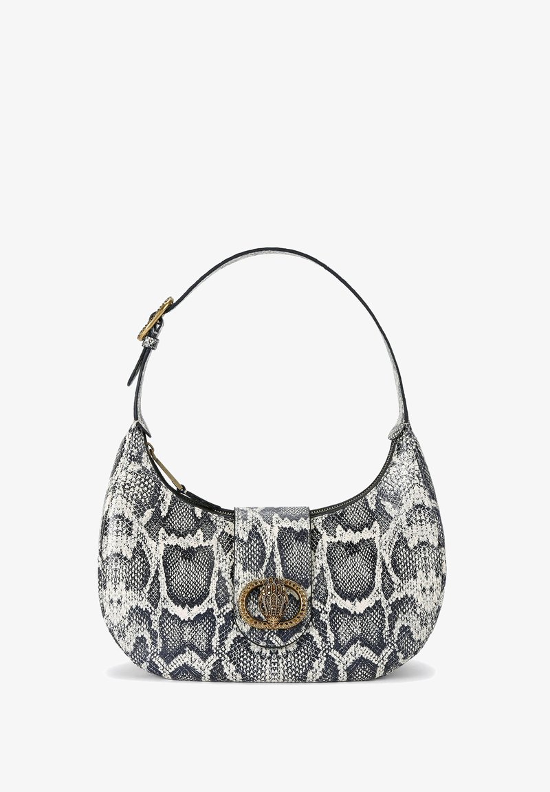 Handtas met slangenhuidmotief in zwart en wit, met een gebogen vorm, enkele schouderband en een decoratieve gouden sluiting.