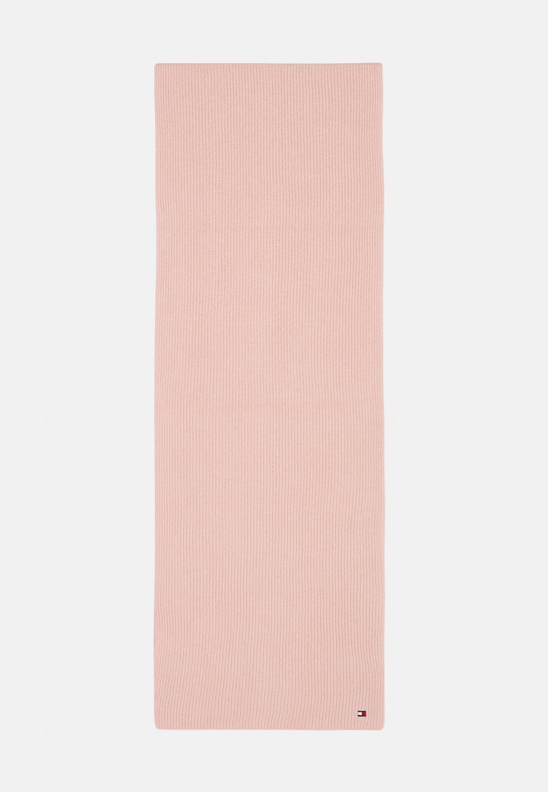 Écharpe rectangulaire en tricot côtelé rose clair avec petit logo Tommy Hilfiger brodé près d'un coin.