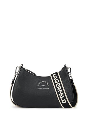 Borsa a tracolla in pelle nera con forma curva, caratterizzata da una stampa del logo e da una tracolla a righe in contrasto. Presenti dettagli in acciaio inox.