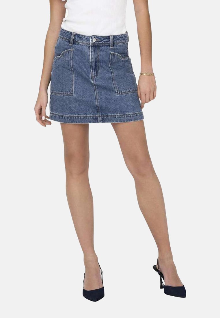 Mini gonna in denim di media tonalità con due tasche frontali, vita e una leggera forma a A. Tessuto testurizzato con orlo che arriva a metà coscia.