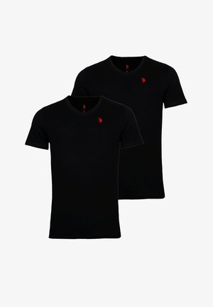 Zwei schwarze V-Neck-T-Shirts aus Baumwolle mit kurzen Ärmeln und einem kleinen roten Logo auf der Brust für zusätzliche Details.