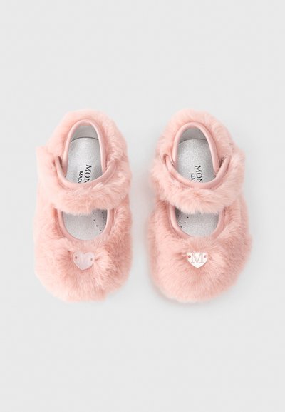 Lette rosa balletflats med stropp, hjerteformet pynt og blank innside. Myk tekstur og avrundet form designet for komfort.