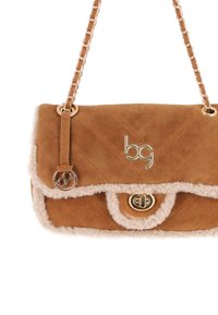 Bolso de hombro de ante marrón con correa de cadena dorada, ribete de borreguillo, cierre de giro y logo "bg" en la solapa delantera.