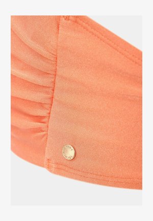 Kortsik rippuv bikiinipõhi erksast oranžist kangast, millel on sile tekstuur. Omab metallist logo aksenti ja õmmeldud õmblusi struktuuri jaoks.