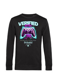 Felpa nera con un grafiche di un controller di gioco, con la scritta "VERIFIED" in blu chiaro e accenti colorati attorno al design.