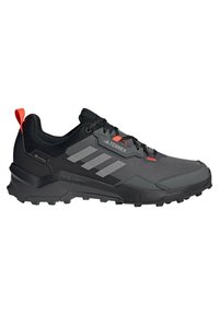 Czarne buty trekkingowe z siateczkowymi i syntetycznymi elementami, z szarymi akcentami, czerwoną pętlą na pięcie oraz solidną gumową podeszwą zapewniającą przyczepność.