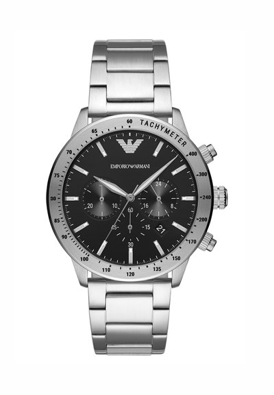 Orologio da polso Emporio Armani in metallo argentato con quadrante nero, lunetta tachimetrica, tre quadranti secondari, finestra della data e indici e lancette luminescenti.