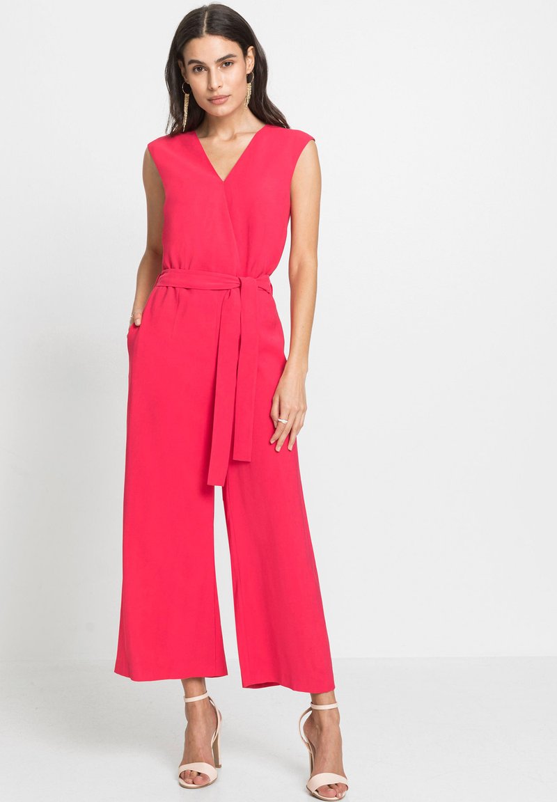 bonprix CHARMANTER IN 7/8LÄNGE MIT FIGURUMSPI Jumpsuit rot