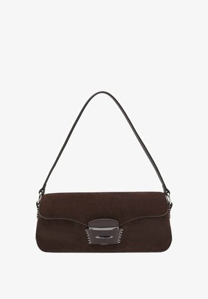 Bolso de ante marrón con una larga correa de cuero, herrajes de plata, forma rectangular y una solapa plana con un adorno central.