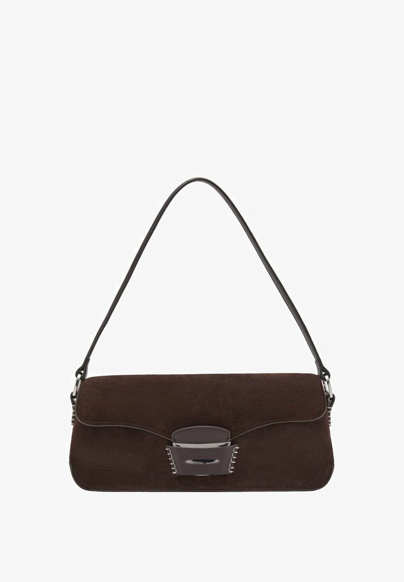 Bruine suède handtas met een lange leren schouderband, zilveren hardware, een rechthoekige vorm en een platte flap met een centrale versiering.