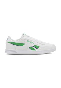 Fehér sportcipők zöld és lila részletekkel, alacsony fazonnal, fűzős záródással és texturált gumitalppal. Reebok logó látható.