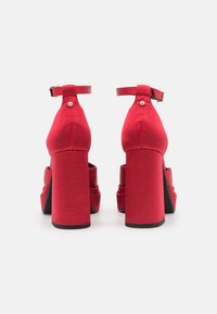 Buffalo MAY DORSAY - Saltos plataforma - red