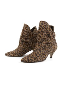Botki w print leopardzi z spiczastym noskiem, wykonane z miękkiego materiału i na niskim obcasie. Design charakteryzuje się marszczonym wykończeniem przy kostce.