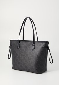Bolso tote negro hecho de cuero texturizado con un patrón sutil, que presenta dos asas largas y un detalle de cordón en el lateral.