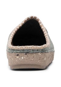 Szare, materiałowe buty wsuwane z brązową teksturowaną podeszwą, z pikowanym brzegiem i otwartym tyłem, co ułatwia ich zakładanie.